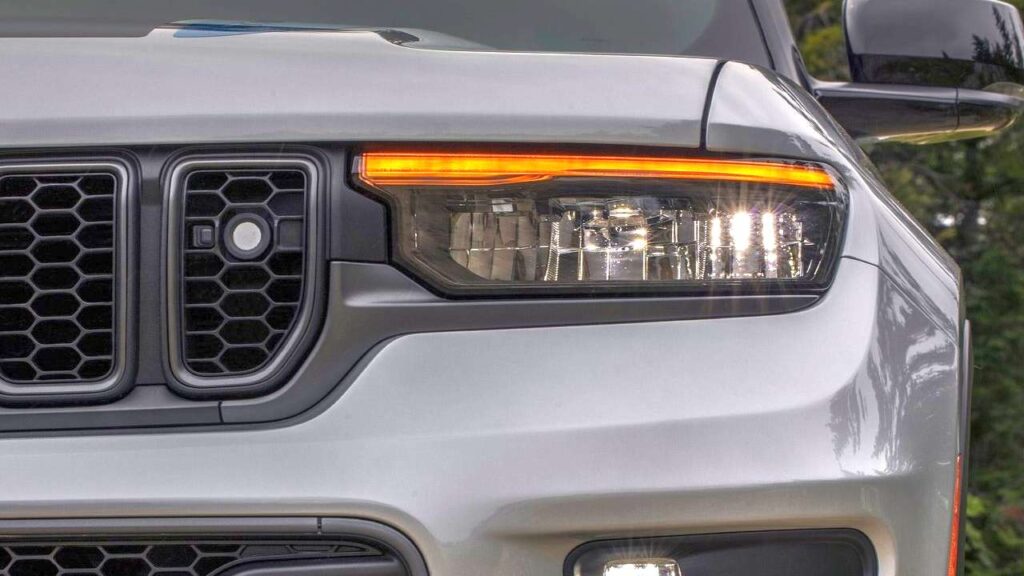 Jeep-Grand-Cherokee-2023-dalkova-svetla-kba