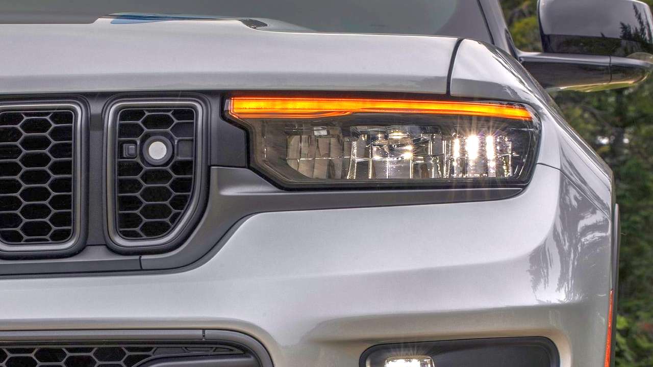 Jeep-Grand-Cherokee-2023-dalkova-svetla-kba
