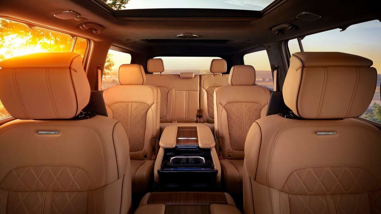 Jeep-Grand-Wagoneer-2023-spona-pasu-kba