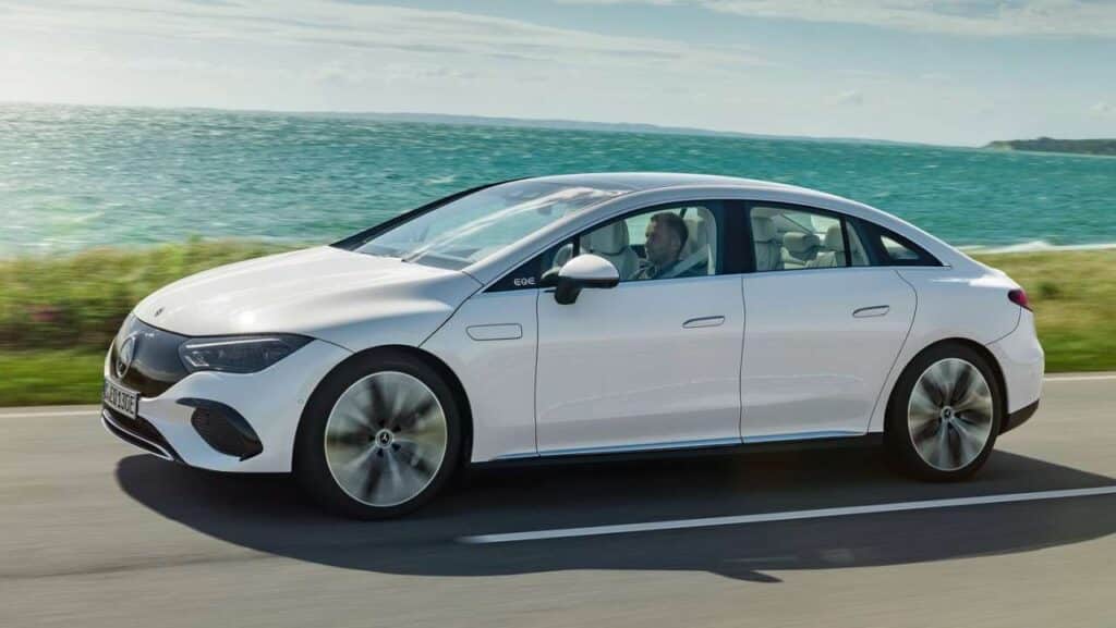 Mercedes-Benz-EQE-2023-pojistka-pozar