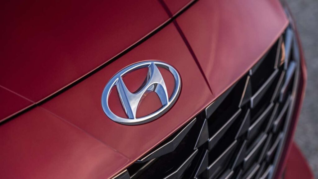 Hyundai-Elantra-2023-necekane-zpomaleni-kba