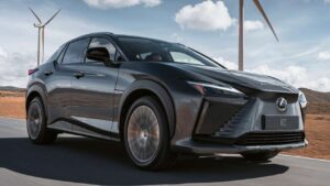 Lexus-RZ-2023-kamera-selhani