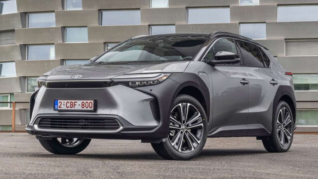 Toyota-bZ4X-2023-kamera-selhani