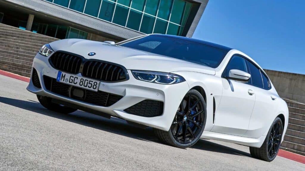 BMW-8-2018-2020-motor-pozar
