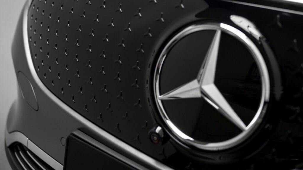 Mercedes-Benz-2024-pyrotechnicka-pojistka