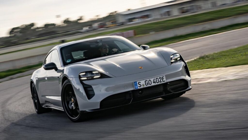 Porsche-Taycan_2024-pasy-zraneni