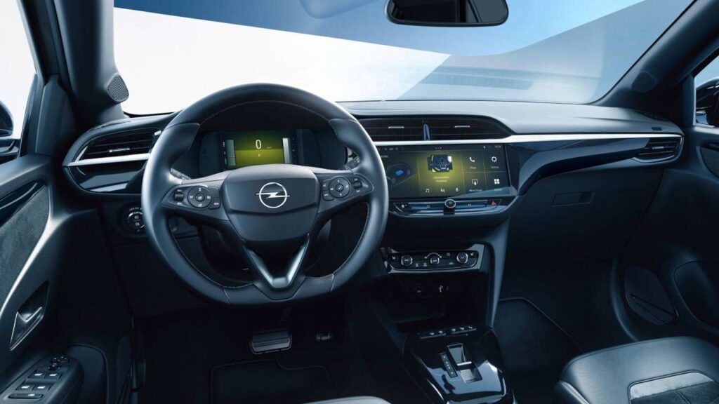 Opel-Corsa-2024-zaseknuti-volantu
