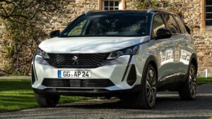 Peugeot-5008-2024-podvozek-havarie