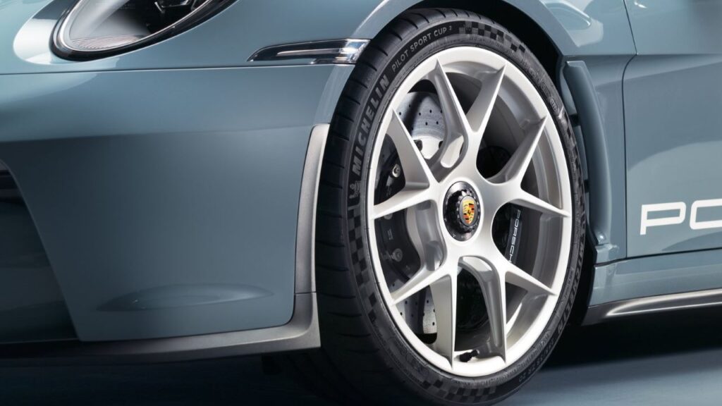 Porsche-911-2023-2024-kola-havarie