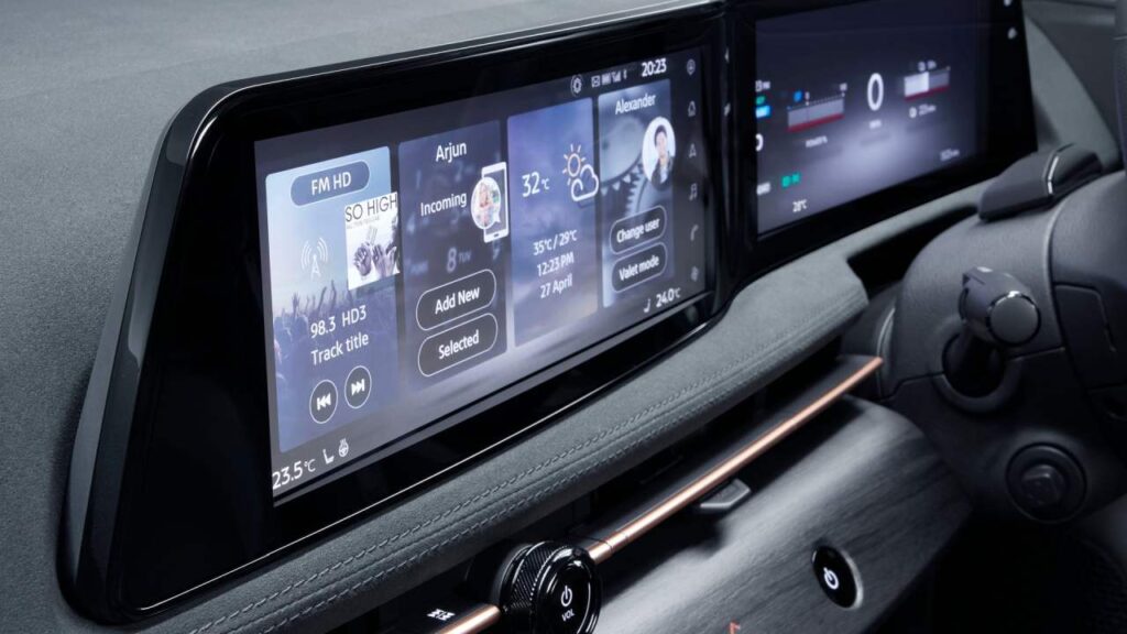 Nissan-Ariya-2022-pristrojova-deska-blikani-kba