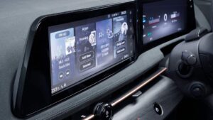 Nissan-Ariya-2022-pristrojova-deska-blikani-kba