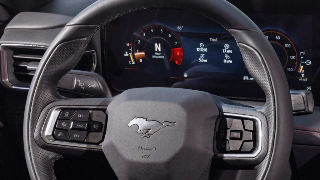 Ford-Mustang-2024-pristrojova-deska-selhani-kba