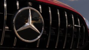 Mercedes-Benz-AMG-GT-2020-2025-baterie-nabijeni-problem