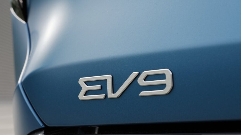 Kia-EV9-chybejici-srouby-sedadel-kba