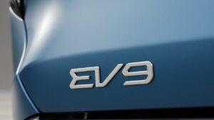 Kia-EV9-chybejici-srouby-sedadel-kba