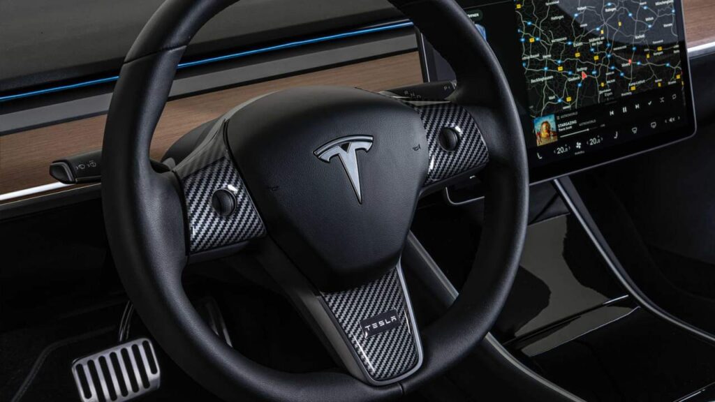 Tesla-posilovac-rizeni-kba