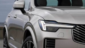 Volvo-XC90-2025-selhani-svetel-kba