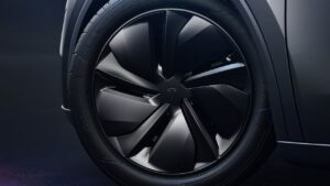 Tesla-Model-Y-monitoring-tlaku-pneu