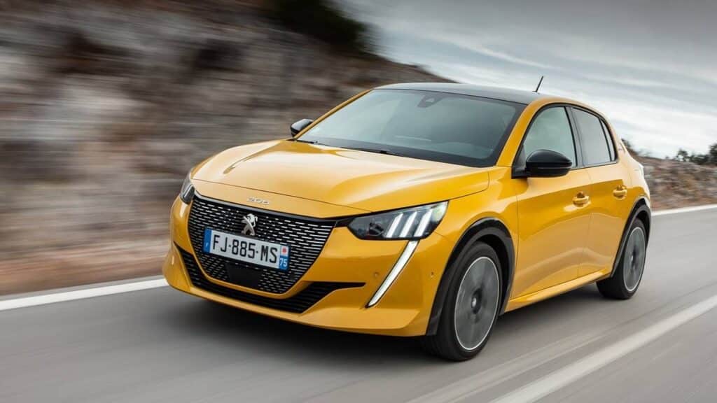 Peugeot-208-2023-2025-palivo-pozar