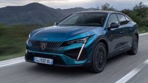 Peugeot-408-2024-2025-palivo-pozar