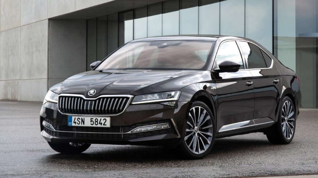 Skoda-Superb-2022-2025-airbag-zraneni