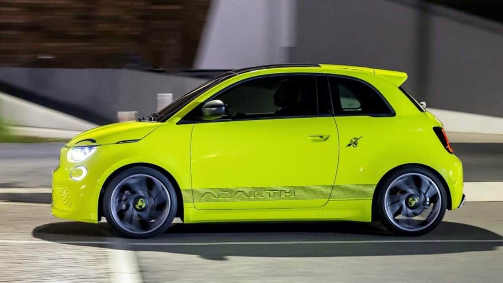 Fiat-500e_Abarth-2024-nouzove-brzdeni-kba
