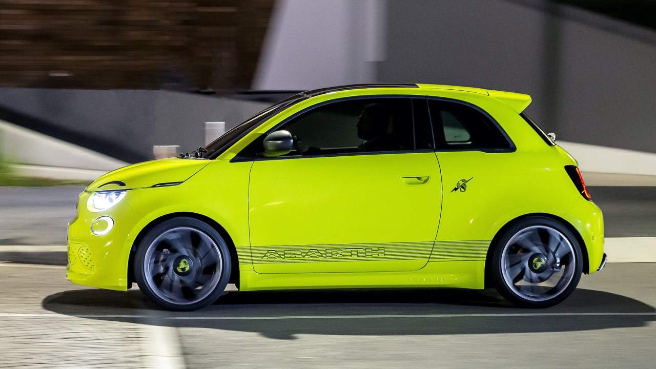 Fiat-500e_Abarth-2024-nouzove-brzdeni-kba