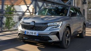 Renault-Espace-2024-2025-elektronika-zraneni