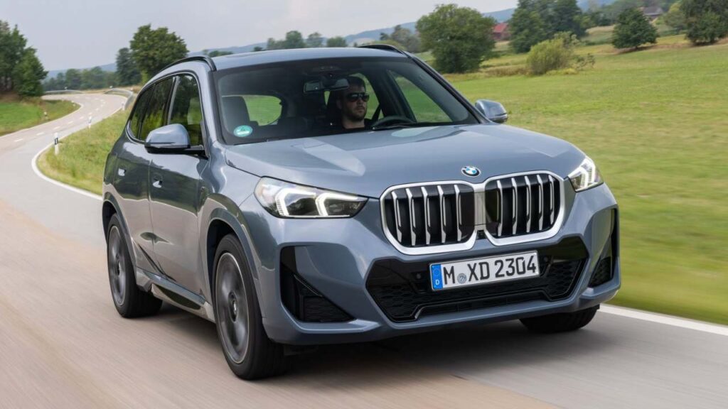 BMW-X1-2025-pasy