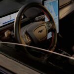 Ford-Mustang-Mach-E-2020-2025-zamky-dveri