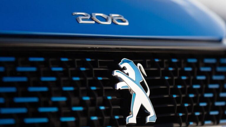 Peugeot-208-2023-2024-motor-control-unit-fault