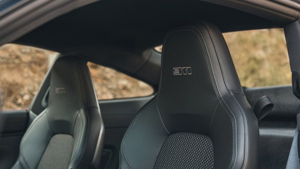 Porsche-911-2023-seatbelts