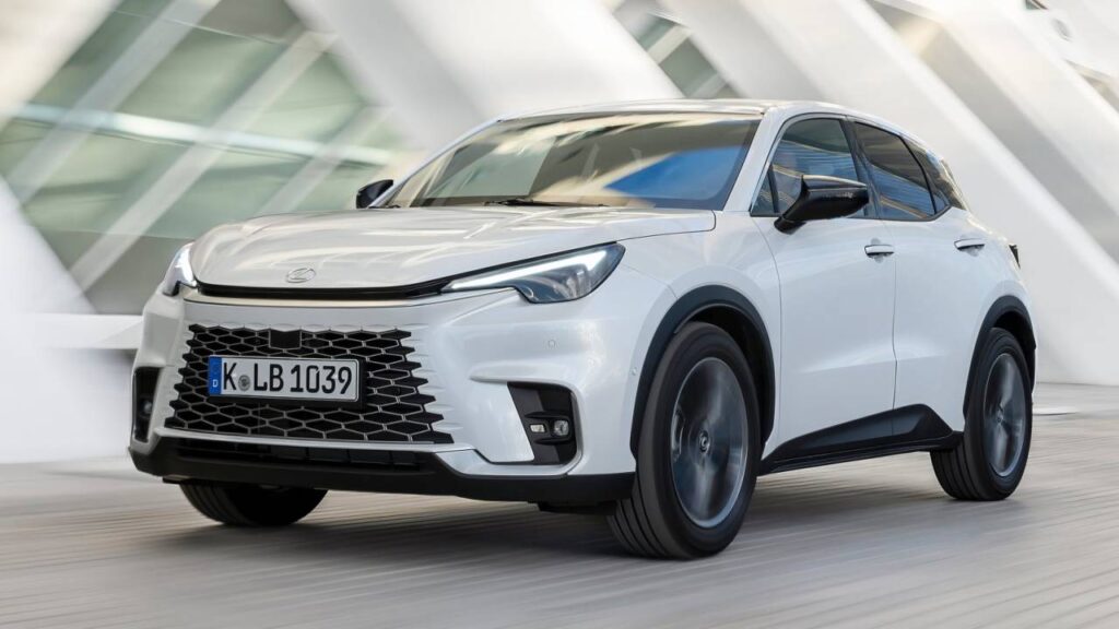 Lexus-LBX-2024-elektronika-havarie