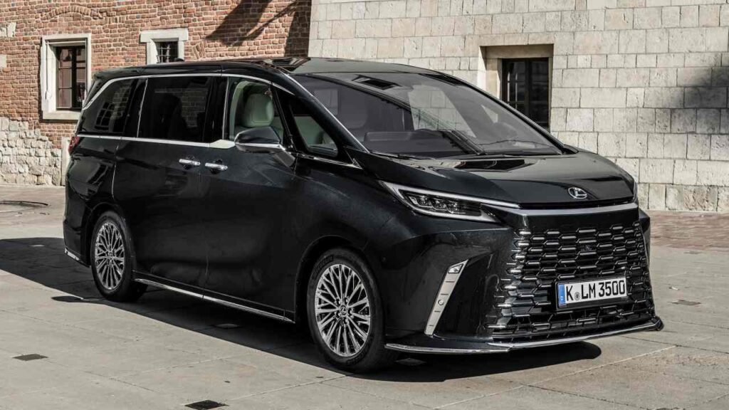 Lexus-LM-2024-elektronika-havarie