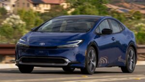 Toyota-Prius-2021-2025-elektronika-zraneni