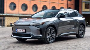 Toyota-bZ4X-2021-2025-elektronika-zraneni