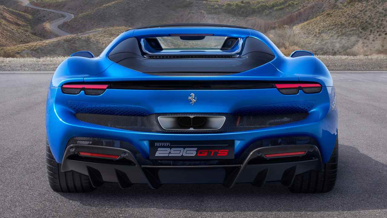 Ferrari-296-GTS-olej-pozar-kba