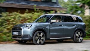 Mini-Countryman-2025-pasy-zraneni