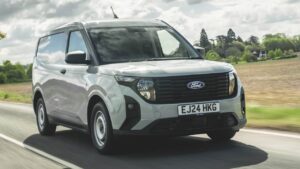 Ford-Transit-Courier-2025-unik-paliva-pozar