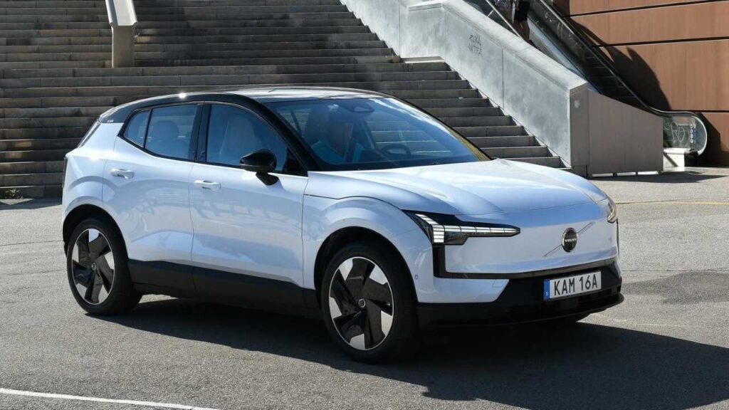 Volvo-EX30-2025-sedadla-zraneni