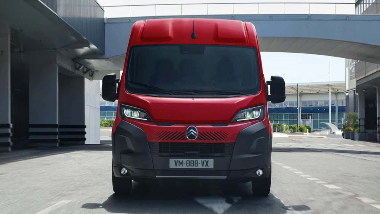 Citroen-Jumper-2025-palivo-potrubi-pozar