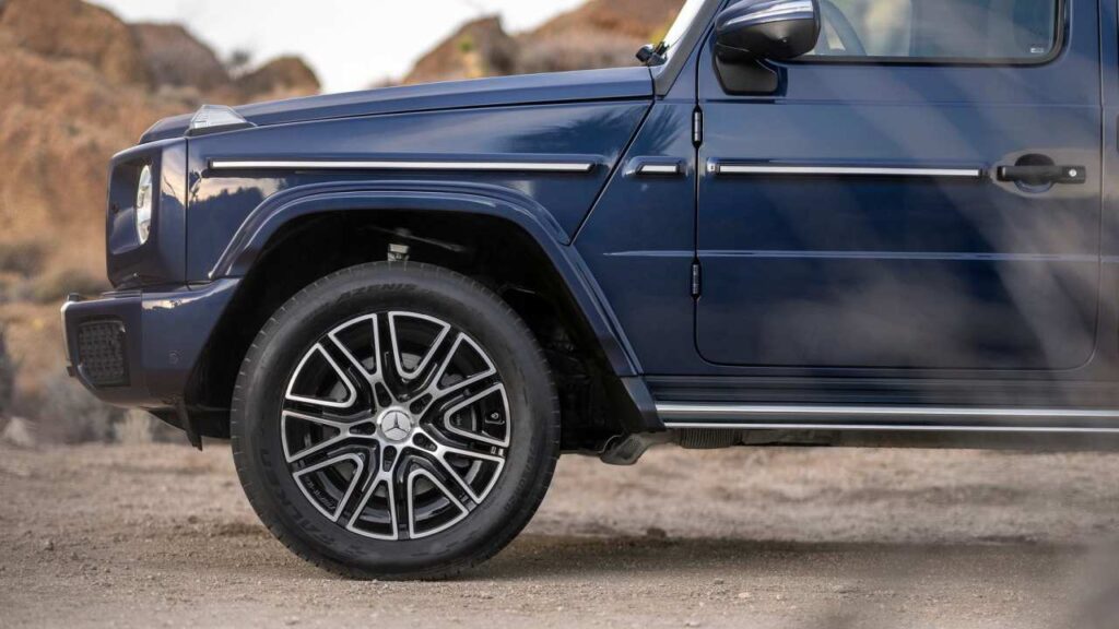 Mercedes-Benz-G-Class-2025-srouby-kol-kba