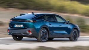 Peugeot-408-2023-kliky-dveri