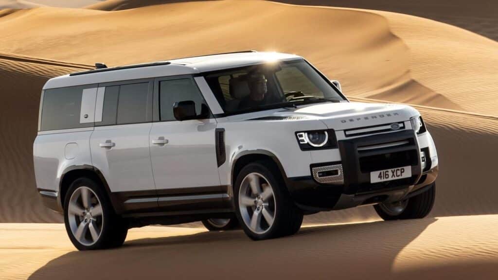 Land-Rover-Defender-2024-2026-motor-zraneni
